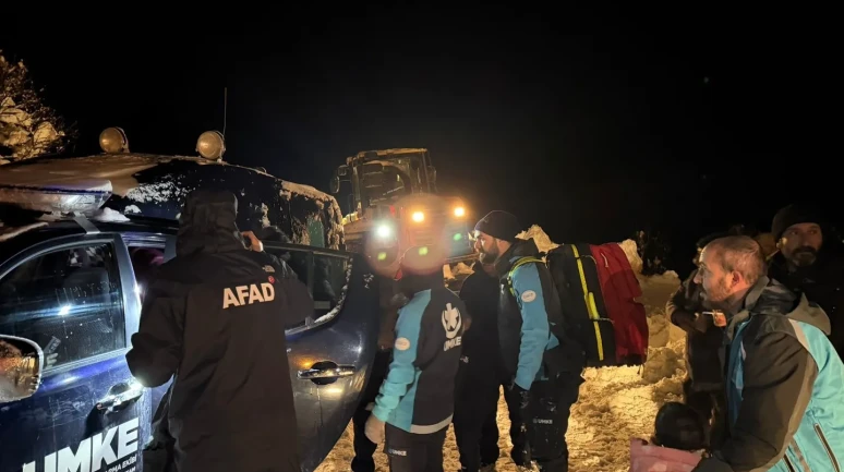 Tunceli'de yoğun kar yağışı nedeniyle 6,5 aylık hamile kadın için kurumlar seferber oldu