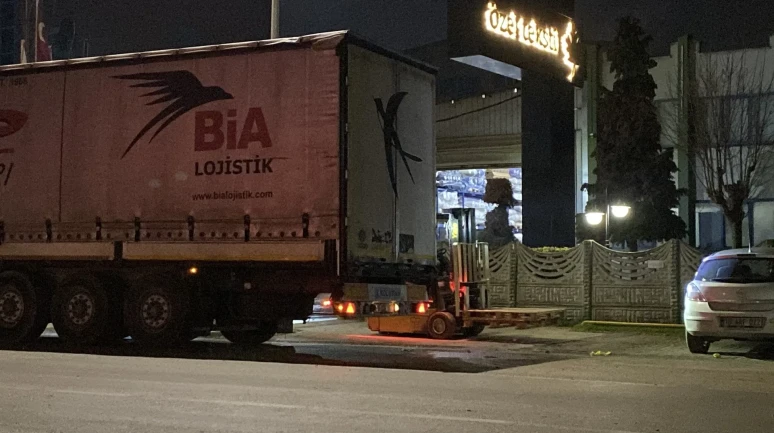 Bursa'nın İnegöl ilçesinde TIR'ın dorsesinden düşen işçi yaralandı