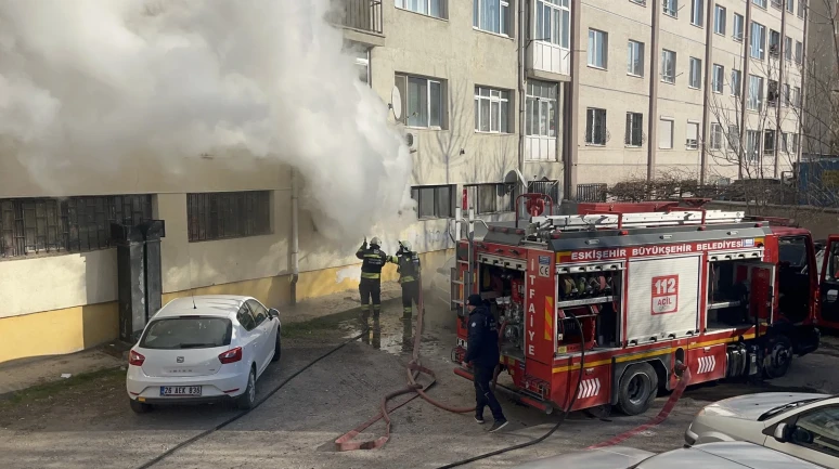 Eskişehir’de kediler için kullanılan elektrikli ısıtıcı yangına sebep oldu, 1 kişi hastaneye kaldırıldı