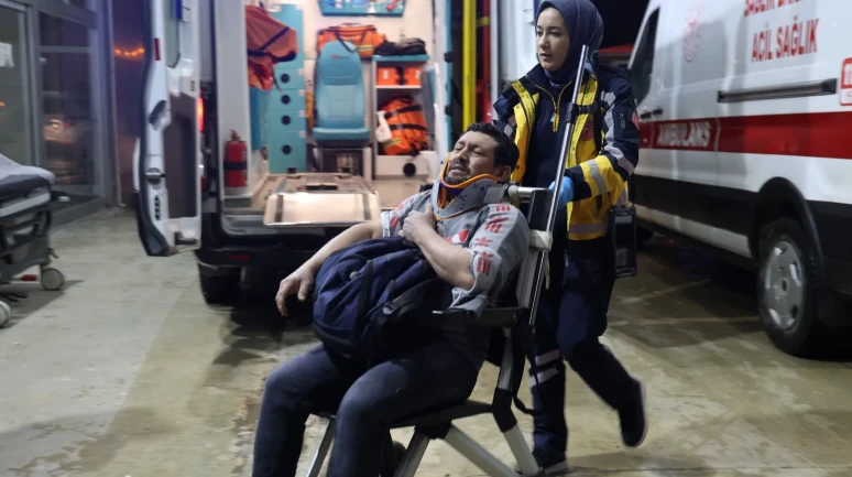 Adana'da fabrika işçilerini taşıyan minibüs devrildi, 13 kişi yaralandı