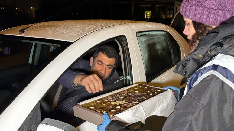 Düzce'de denetime giren sürücülere polis ekiplerince çikolata ikram edildi