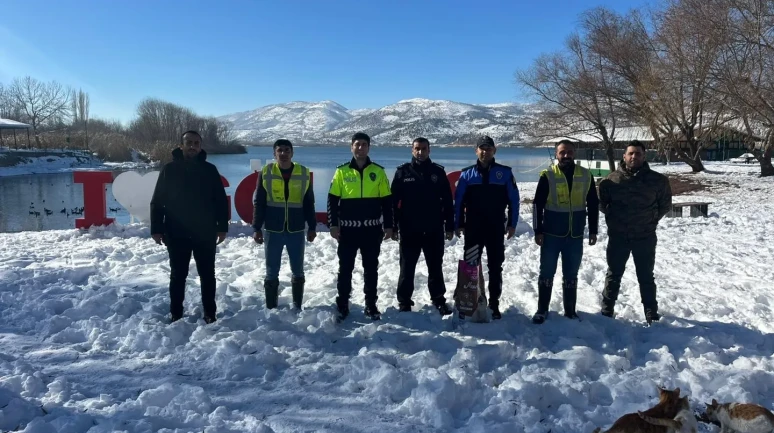 Adıyaman'ın Gölbaşı ilçesinde polis ekipleri sokak hayvanları için mama bıraktı