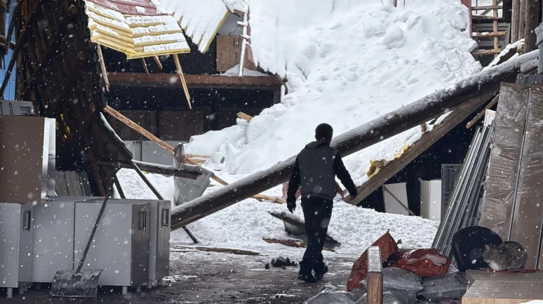 1. "Sivas'ta yoğun kar yağışı nedeniyle çatılar çöktü ve iş makinesi devrildi" 2.
