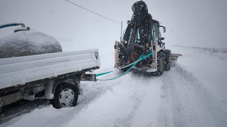 Bayburt'ta karla mücadele çalışmaları için 40 iş makinesi ve 62 personel görev yapıyor