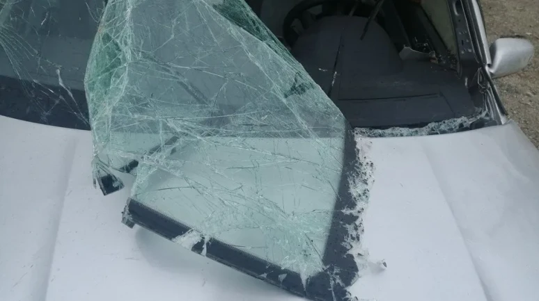 Isparta’nın Yalvaç ilçesinde otomobilin şarampole yuvarlandığı kazada 1 kişi öldü 3 kişi yaralandı