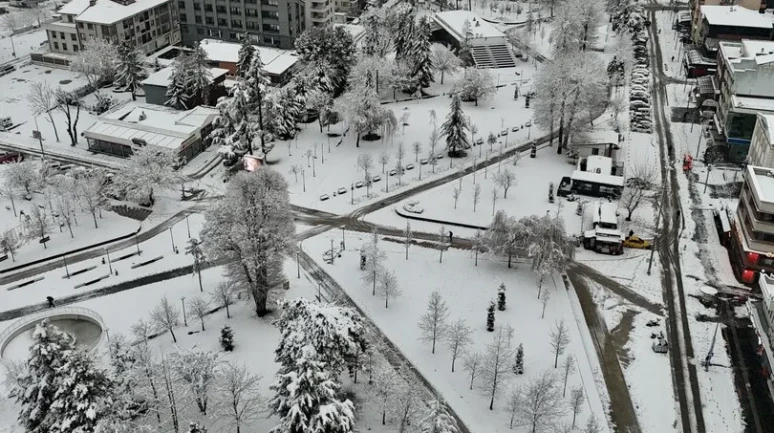 Düzce'de kar yağışıyla birlikte kent beyaz gelinliğini giyip kartpostallık görüntülere sahne oldu