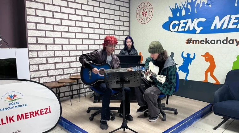 Düzce'de genç mekanda piyano performanslarıyla keyifli anlar yaşandı