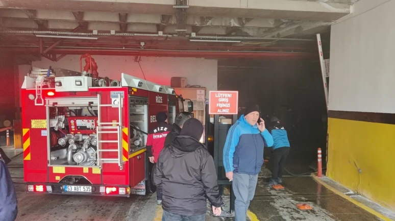 Rize'de belediyeye ait otoparkta elektrik trafosundan yangın çıktı