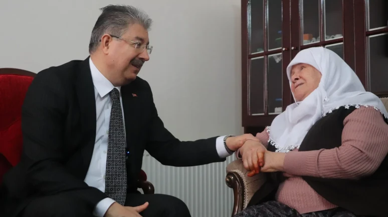 Eskişehir Valisi Yılmaz tek başına yaşayan Hicran Şentürk’ü evinde ziyaret etti