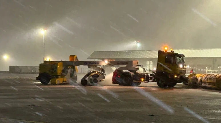 Sabiha Gökçen Havalimanı’nda kar ve buzla mücadele çalışmaları devam ediyor