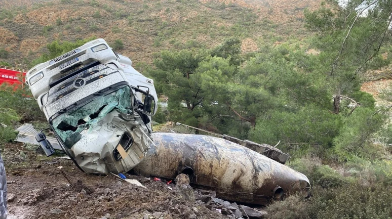 Datça'da virajı alamayan tır devrildi, sürücü yaralandı