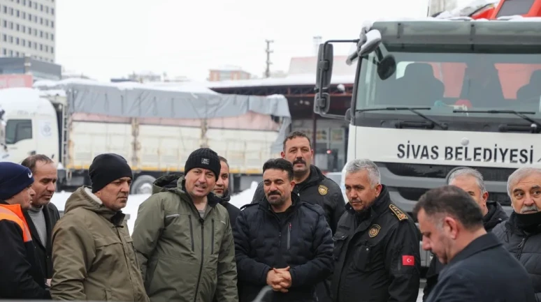 Sivas’ta kar kütleleri sundurmaları çökertti, Başkan Uzun inceleme yaptı