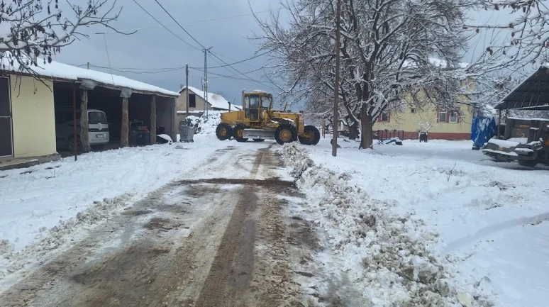 Malatya'da karla mücadele ekipleri 155 mahalle yolunu ulaşıma açtı