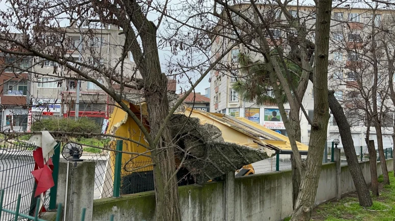 Tekirdağ'da kamyonet taksi durağına daldı, olay yerini terk etti