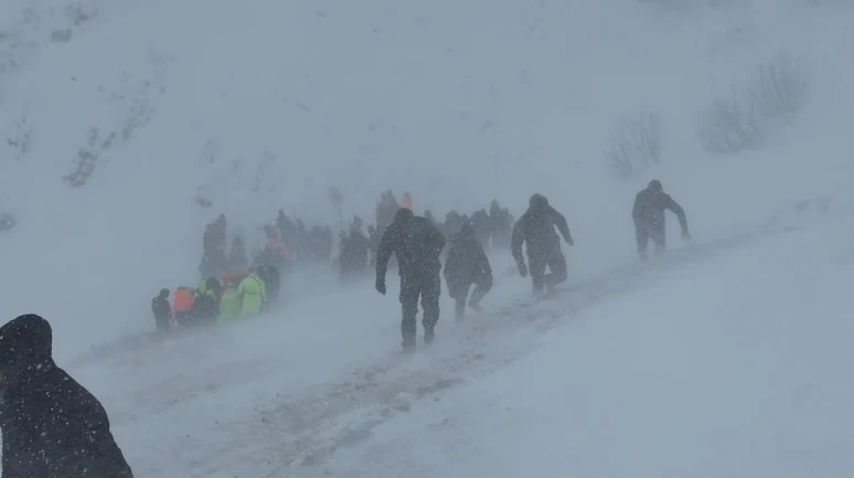 Artvin'de çığ altında kalan çobanı arama çalışmalarına hava şartları nedeniyle ara verildi
