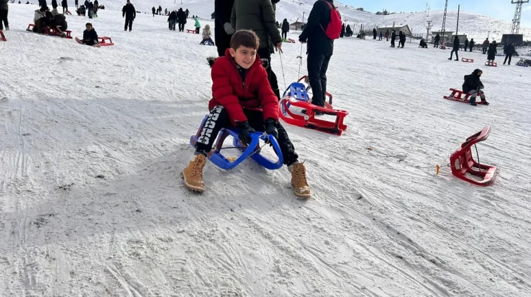 Ankara'da sömestir tatilinde aileler Elmadağ Kayak Merkezi'ne akın etti