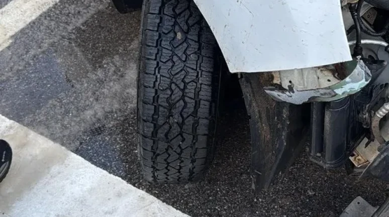 Sakarya'da kaygan yolda kontrolden çıkan otomobil tabelaya çarptı, 8 kişi yara almadı