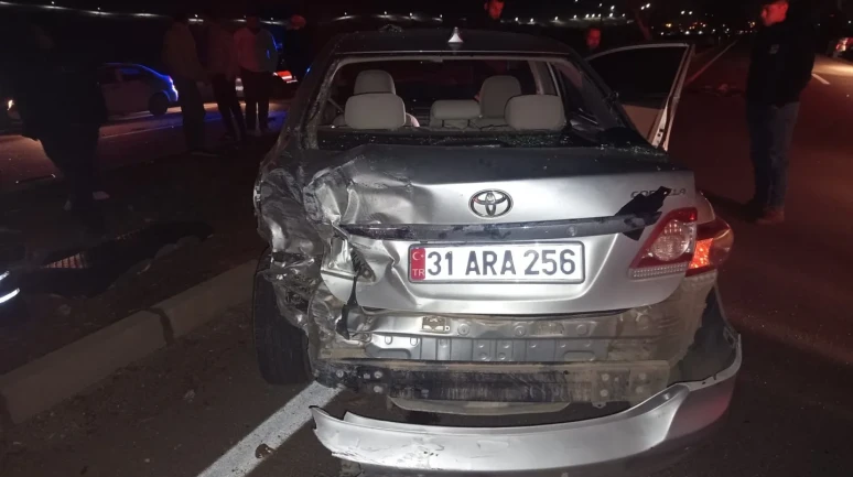 Hatay'da aydınlatma direğine çarpan Tofaş hurdaya döndü, 2 yaralı