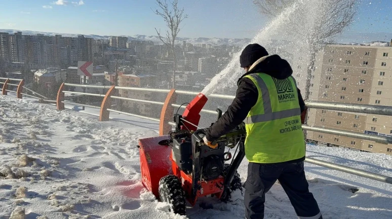 Mardin’de karla mücadele çalışmaları belediye ekipleri tarafından aralıksız sürdürülüyor