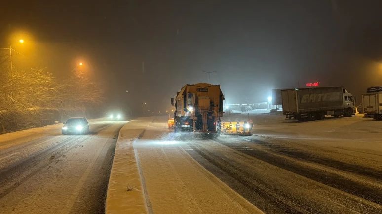 Bolu Dağı'nda yoğun kar yağışı nedeniyle karla mücadele çalışmaları aralıksız sürüyor
