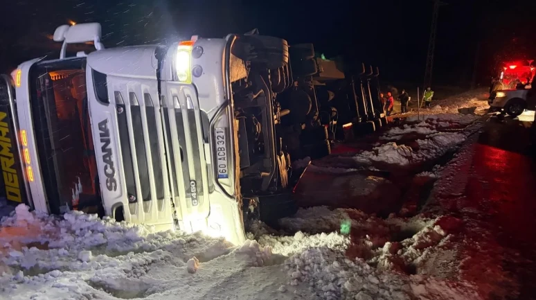 Refahiye'de hayvan yüklü tır kazasında 45 büyükbaş hayvan kurtarıldı
