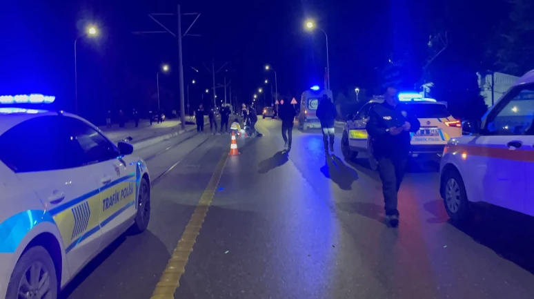 Eskişehir'de tramvaydan inen yayalara çarpan otomobil sürücüsü kaçtı