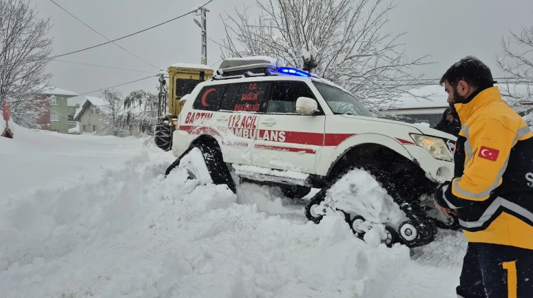 Bartın'da kar nedeniyle mahsur kalan hastayı sağlık ekipleri paletli ambulansla kurtardı