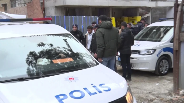 Kadıköy'de maaşlarını alamayan inşaat işçileri vinç kulesine çıktı