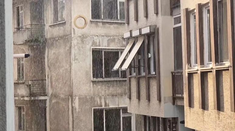 Tekirdağ'da doluyla karışık yağış sokakları su bastı