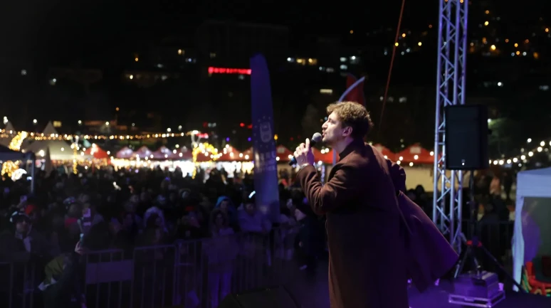 Bursa'da Yeni Yıl Meydanı'nda binlerce kişi 2026'ya coşkuyla girdi