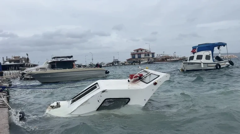 İzmir'in Karaburun ilçesinde fırtına nedeniyle iskeledeki tekneler battı