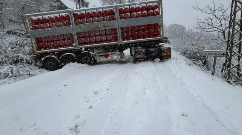 Türkeli'de doğalgaz tırı karda kaydı, yol ulaşıma kapandı