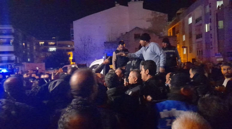 Kuşadası Belediyesi meclis üyesi Apaydın hizmetlerin aksamaması için çadır kurdu