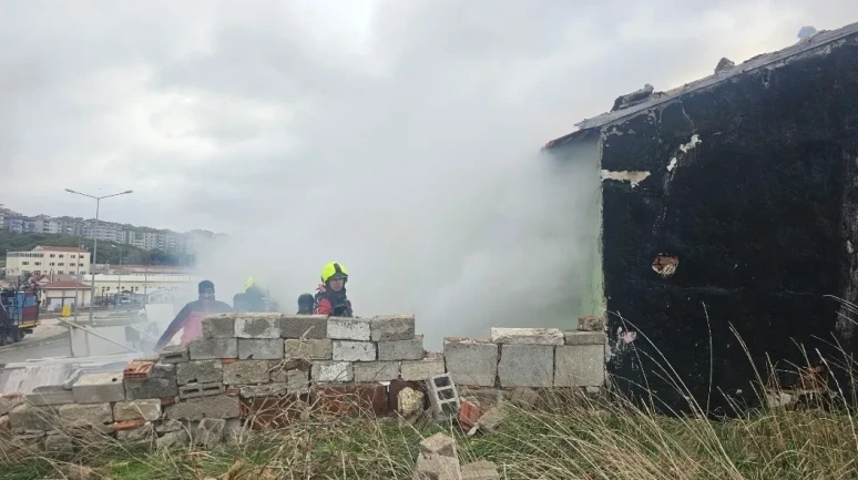 Bandırma’da metruk binada çıkan yangında 1 kişi dumandan etkilendi