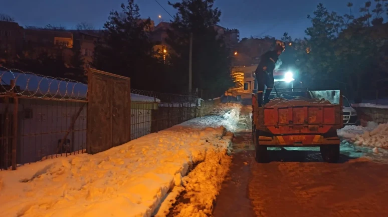 Siirt’te kar küreme ve tuzlama çalışmaları kesintisiz devam ediyor
