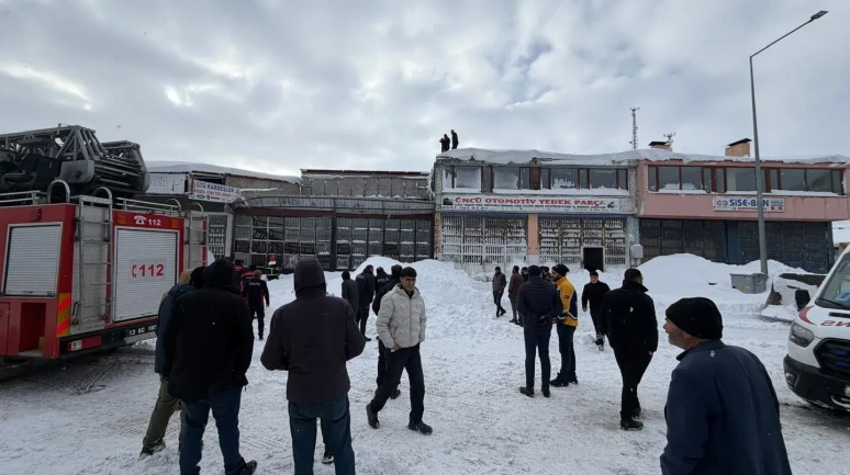 Bitlis'te karın ağırlığına dayanamayan çatı çöktü: 1 yaralı