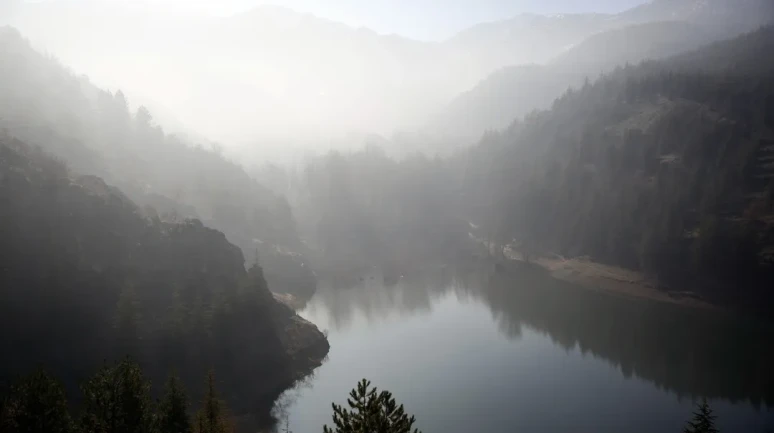 Afyonkarahisar'da sis altındaki Karahisar Kalesi ve kent manzarası mest etti
