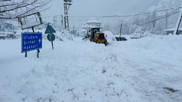Şırnak’ta Beytüşşebap ilçesinde 2 hasta için zorlu kurtarma operasyonu gerçekleştirildi