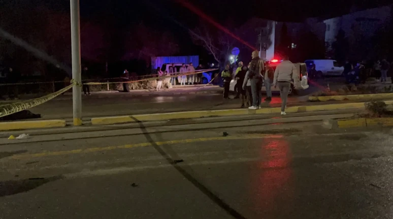 Eskişehir’de otomobilin süratle çarpması sonucu 3 kişi hayatını kaybetti