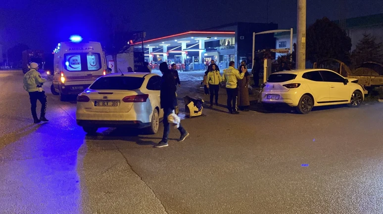 Bursa’da otomobilin savrulup kamyonete çarptığı kazada 2 kişi yaralandı