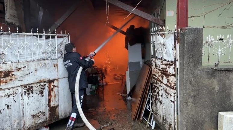 Tokat'ın Erbaa ilçesinde iki katlı evde çıkan yangına itfaiye müdahale ediyor