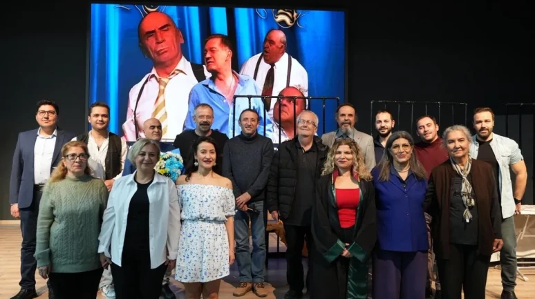 Gömeç Belediyesi Kent Tiyatrosu'nun oyunu izleyenleri kahkahaya boğdu