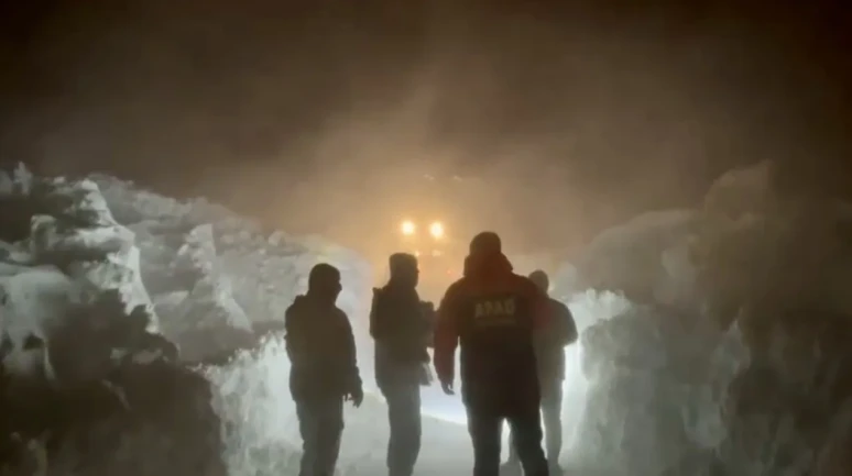 Ağrı’da tipide mahsur kalan vatandaşlar için ekipler seferber oldu