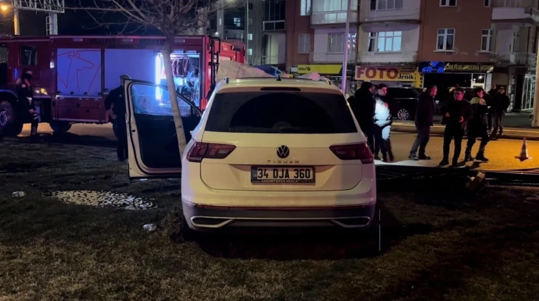 Aksaray’da kontrolden çıkan otomobil direğe çarptı ve yangın çıktı