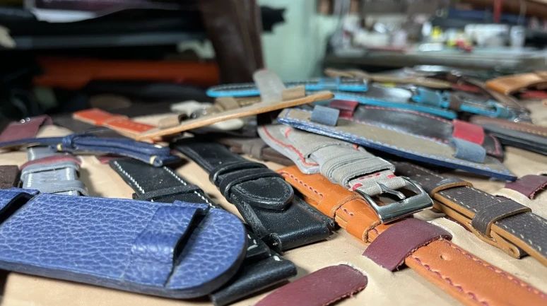 Konya'da el emeğiyle deri saat kordonları yaparak sanatı saatlerle buluşturuyorlar