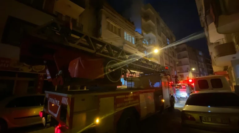 Aydın'da apartmanın çatısından yükselen duman itfaiyeyi harekete geçirdi