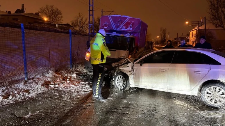 Kayseri’de otomobil ve kamyonet kafa kafaya çarpıştı, 3 kişi yaralandı