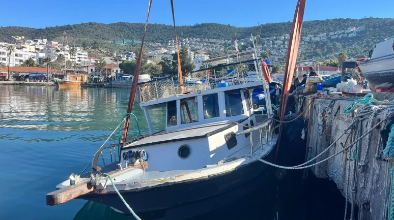 kuvvetli rüzgar Güllük’te limana bağlı balıkçı teknesini batırdı