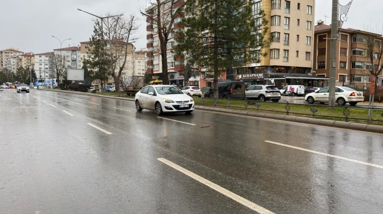 Eskişehir’de fırtına ve yağmur sürücüleri zorluyor