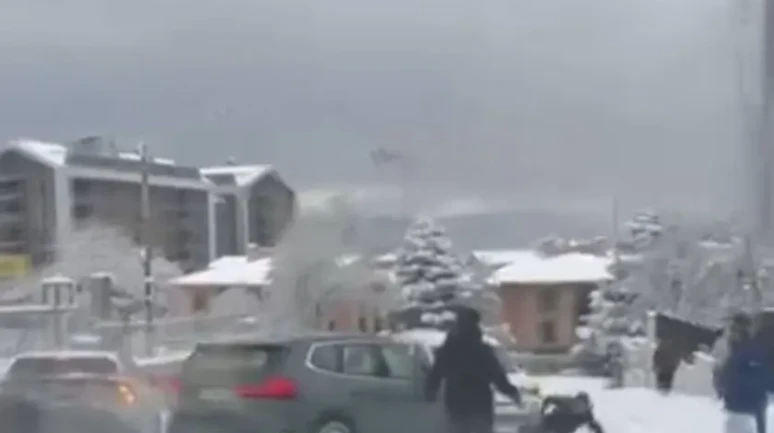 Bursa'da kar yağışı nedeniyle kayarak vatandaşların üzerine doğru ilerleyen araç panik yaşattı